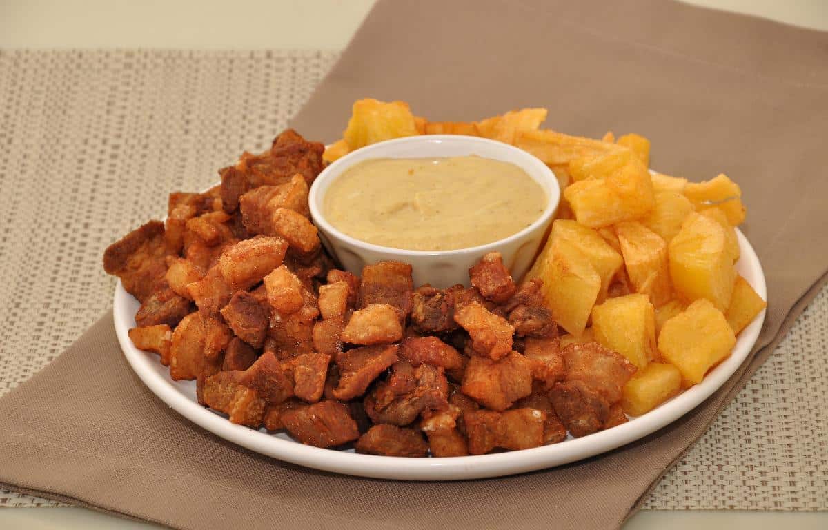 TORRESMO COM MANDIOCA